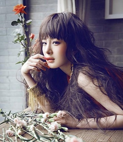 Thứ không thay đổi trên gượng mặt Dương Mịch có lẽ là đôi mắt sáng, trong veo và nhiều biểu cảm