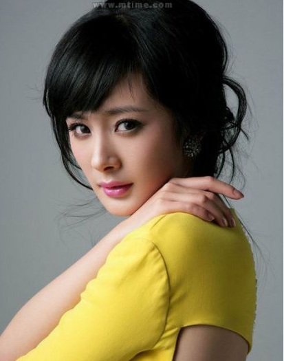 Thứ không thay đổi trên gượng mặt Dương Mịch có lẽ là đôi mắt sáng, trong veo và nhiều biểu cảm