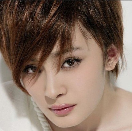 Thứ không thay đổi trên gượng mặt Dương Mịch có lẽ là đôi mắt sáng, trong veo và nhiều biểu cảm