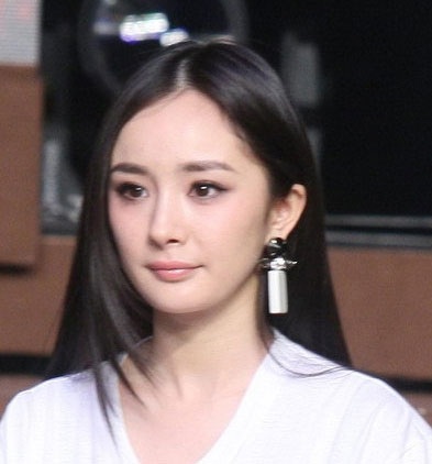 Thứ không thay đổi trên gượng mặt Dương Mịch có lẽ là đôi mắt sáng, trong veo và nhiều biểu cảm