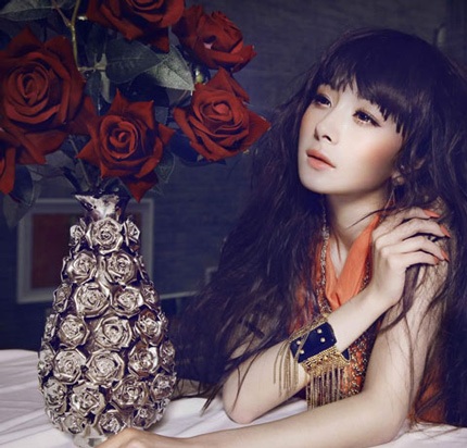 Dương Mịch với gương mặt hiện tại hoàn toàn lệch sang một bên cùng nụ cười khó khăn