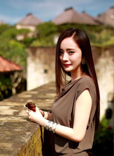 Dương Mịch với gương mặt hiện tại hoàn toàn lệch sang một bên cùng nụ cười khó khăn