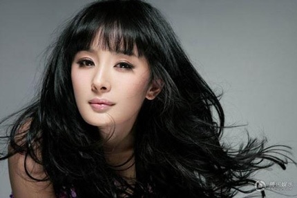 Dương Mịch với gương mặt hiện tại hoàn toàn lệch sang một bên cùng nụ cười khó khăn