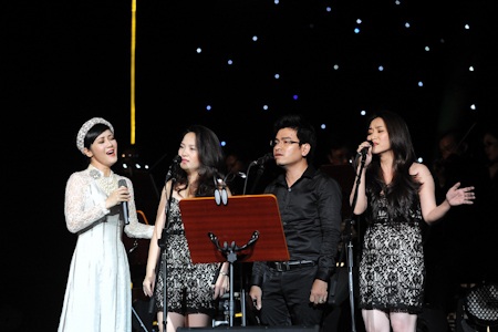 Nuối tiếc trong đêm nhạc “Nghìn trùng xa cách” - 8 Hồng Nhung