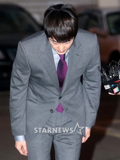 Tài tử xứ Hàn cúi đầu xin lỗi người hâm mộ vì những rắc rối mình gây ra