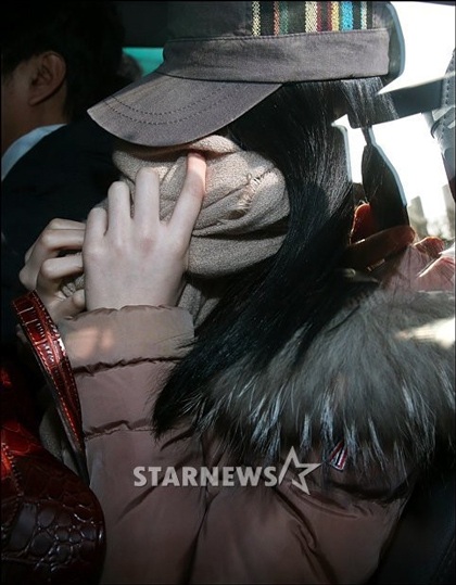 Cô A né tránh mọi ống kính của giới truyền thông