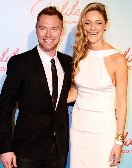 Ronan trông thật đẹp đôi bên bạn gái trẻ đẹp