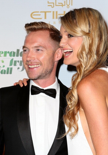 Nụ cười rạng rỡ khiến người đẹp tóc vàng càng thêm phần quyến rũ