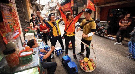 Hình ảnh phố phường tấp nập tại Hà Nội hiện lên thật sinh động trong chương trình