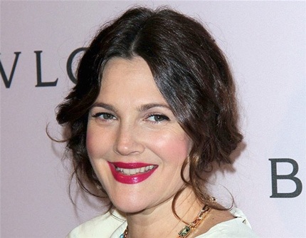 Drew Barrymore làm mới mình với kiểu tóc mới sau một thời gian tạm nghỉ để sinh con