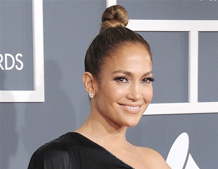 Jennifer Lopez trẻ hơn nhiều với kiểu tóc búi cao này khi tới dự lễ trao giải Grammy