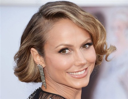 Jennifer Lopez trẻ hơn nhiều với kiểu tóc búi cao này khi tới dự lễ trao giải Grammy