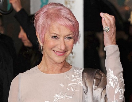 Jennifer Lopez trẻ hơn nhiều với kiểu tóc búi cao này khi tới dự lễ trao giải Grammy