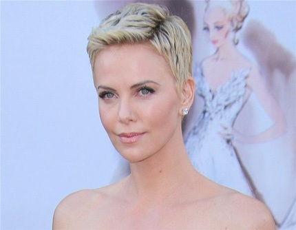 Jennifer Lopez trẻ hơn nhiều với kiểu tóc búi cao này khi tới dự lễ trao giải Grammy