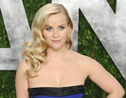 Jennifer Lopez trẻ hơn nhiều với kiểu tóc búi cao này khi tới dự lễ trao giải Grammy