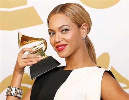 Jennifer Lopez trẻ hơn nhiều với kiểu tóc búi cao này khi tới dự lễ trao giải Grammy