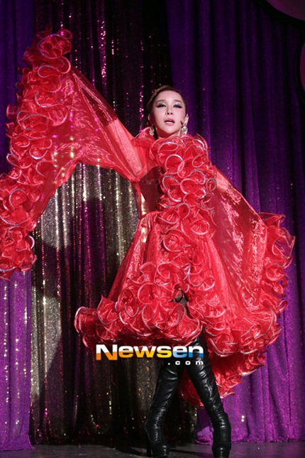 Người đẹp liên tục thay đổi đồ diễn, phần lớn là những bộ đồ gợi cảm khoe đường cong.