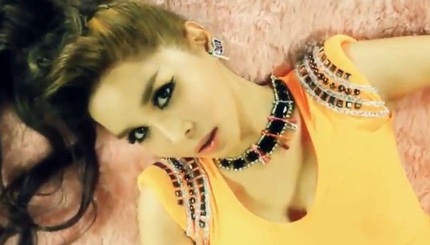 Người đẹp liên tục thay đổi đồ diễn, phần lớn là những bộ đồ gợi cảm khoe đường cong.