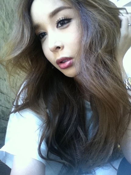 Người đẹp liên tục thay đổi đồ diễn, phần lớn là những bộ đồ gợi cảm khoe đường cong.