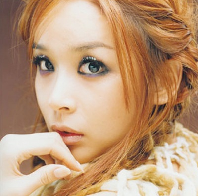 Người đẹp liên tục thay đổi đồ diễn, phần lớn là những bộ đồ gợi cảm khoe đường cong.