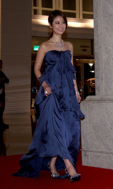 Lâm Tâm Như diện váy xanh lạ mắt và ấn tượng.