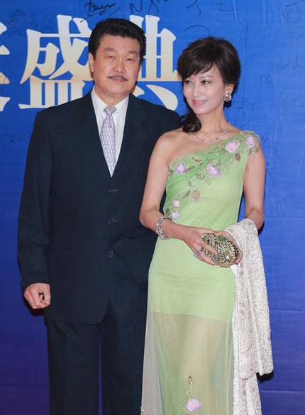 Triệu Nhã Chi sánh đôi cùng chồng