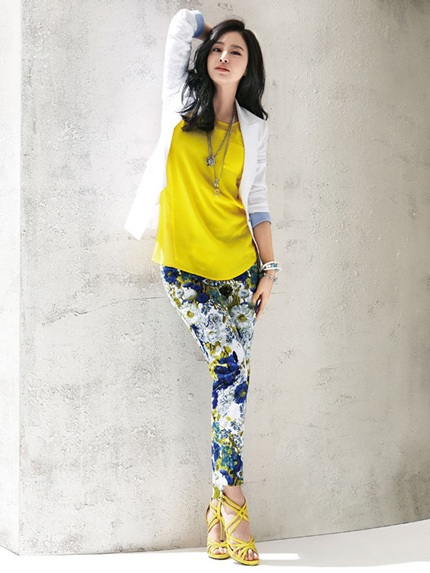 Kim Tae Hee hiện đại và trẻ trung trong loạt ảnh quảng cáo cho một nhãn hiệu thời trang.