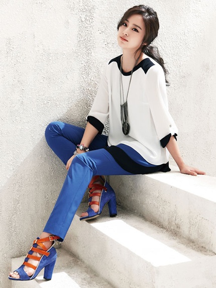 Kim Tae Hee hiện đại và trẻ trung trong loạt ảnh quảng cáo cho một nhãn hiệu thời trang.