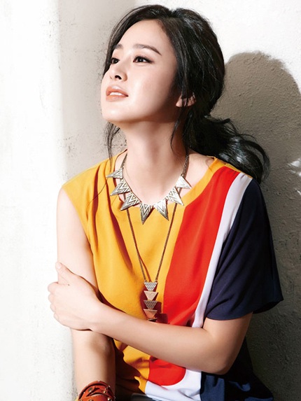 Kim Tae Hee hiện đại và trẻ trung trong loạt ảnh quảng cáo cho một nhãn hiệu thời trang.