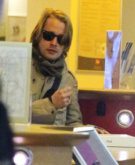 Macaulay Culkin có vẻ xấu hổ vì hành động trước đó.