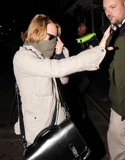 Macaulay Culkin ra hiệu cho mọi người không tiến gần mình.