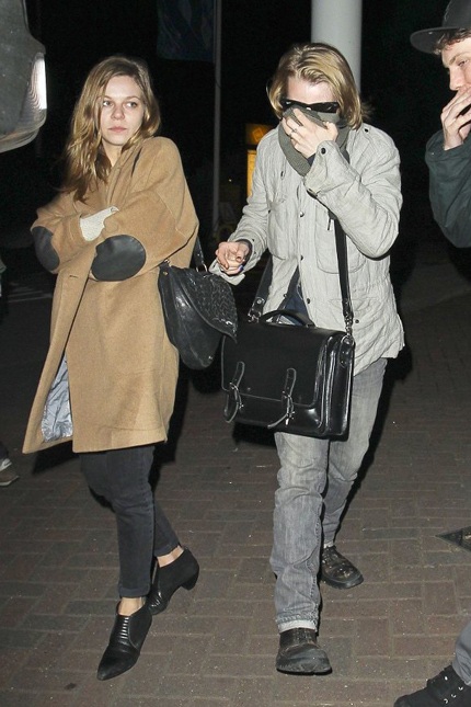 Macaulay Culkin có vẻ xấu hổ vì hành động trước đó.