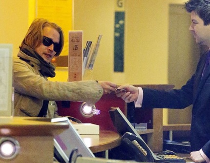 Macaulay Culkin có vẻ xấu hổ vì hành động trước đó.