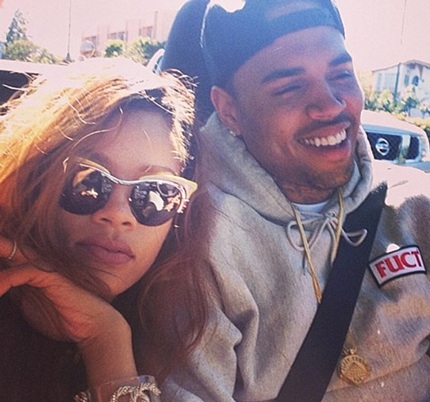 Hai người cùng đi mua sắm trong cửa hàng.