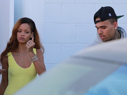 Chris Brown và Rihanna cùng đi mua sắm, ngày 11/4.