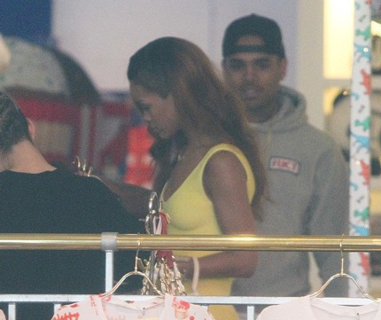 Hai người cùng đi mua sắm trong cửa hàng.