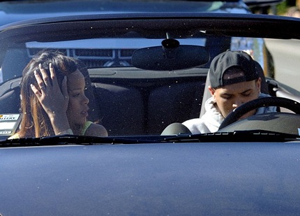 Chris Brown liên tục bày tỏ thái độ khó chịu với bạn gái.