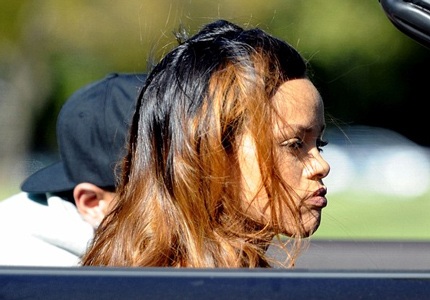 Rihanna quay mặt sang chỗ khác sau những lời bình luận và càu nhàu của bạn trai.