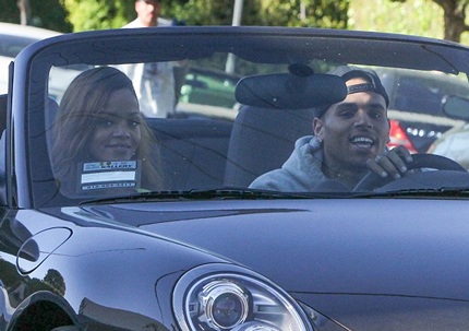 Cả hai còn mỉm cười với thợ săn ảnh khi phát hiện ra họ.