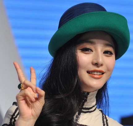 Phạm Băng Băng xinh đẹp với gam màu xanh lá tại buổi ra mắt sản phẩm kính mắt mới ở Bắc Kinh.