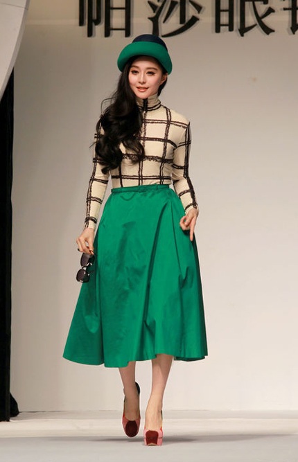 Phạm Băng Băng xinh đẹp với gam màu xanh lá tại buổi ra mắt sản phẩm kính mắt mới ở Bắc Kinh.