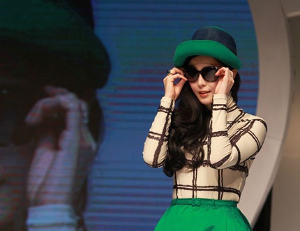 Phạm Băng Băng trình diễn một kiểu kính mắt.