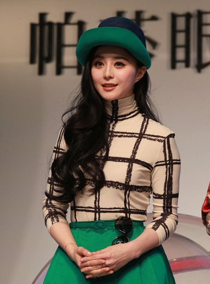 Phạm Băng Băng trình diễn một kiểu kính mắt.