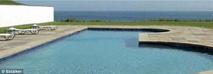 Bể bơi bên trong biệt thự được Taylor trả toàn bộ bằng tiền mặt.