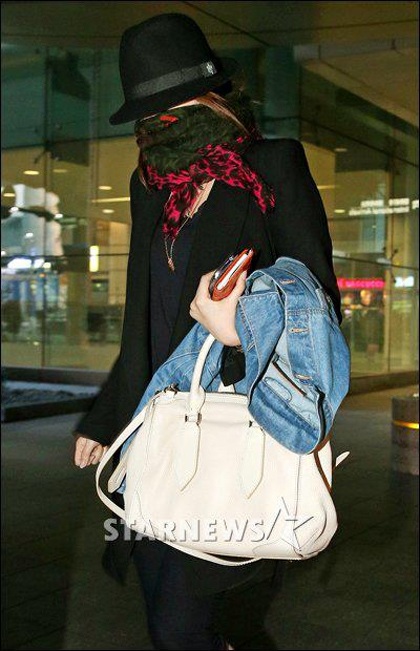 Yoon Eun Hye bịt kín mặt khi rời Việt Nam về Hàn Quốc