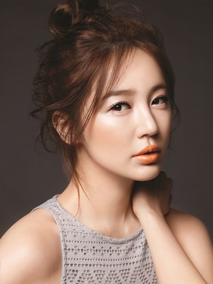 Yoon Eun Hye với gương mặt xinh đẹp nổi tiếng trong một bộ ảnh quảng cáo mỹ phẩm.