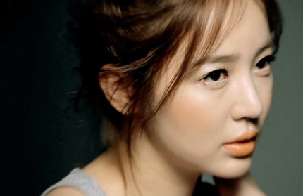 Yoon Eun Hye với gương mặt xinh đẹp nổi tiếng trong một bộ ảnh quảng cáo mỹ phẩm.
