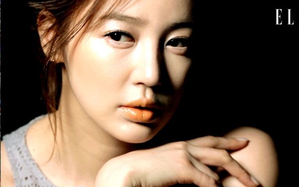 Yoon Eun Hye với gương mặt xinh đẹp nổi tiếng trong một bộ ảnh quảng cáo mỹ phẩm.