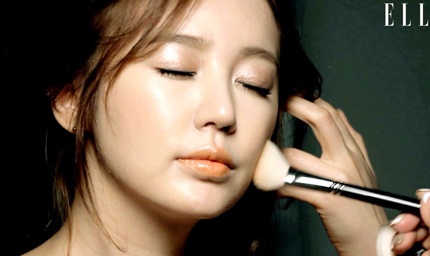 Yoon Eun Hye với gương mặt xinh đẹp nổi tiếng trong một bộ ảnh quảng cáo mỹ phẩm.