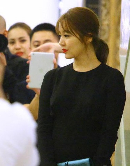 Yoon Eun Hye tham dự sự kiện ra mắt nhãn hiệu Burberry tại Hà Nội, Việt Nam ngày 26/4.